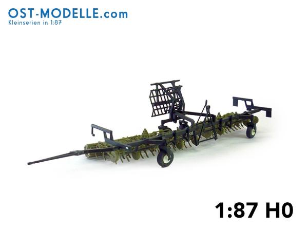 Koppelwagen T890 A01 Bodenbearbeitung 2 Feingrubber B231 Transportstellung siena